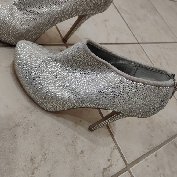 Steve Madden Rhinestone Silver Bootie Heels Sparkle Glam Fashion Size 9.5 - Picture 4 of 15